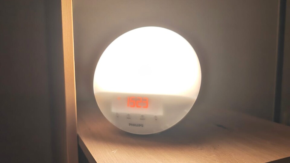 All-in-One: Das Philips Wake-up Light ist nicht nur ein Wecker – dank der hohen Lichtintensität könnt ihr es auch perfekt als helle Nachttischlampe zum Lesen nutzen und die Helligkeit ganz nach eurem Geschmack dimmen.