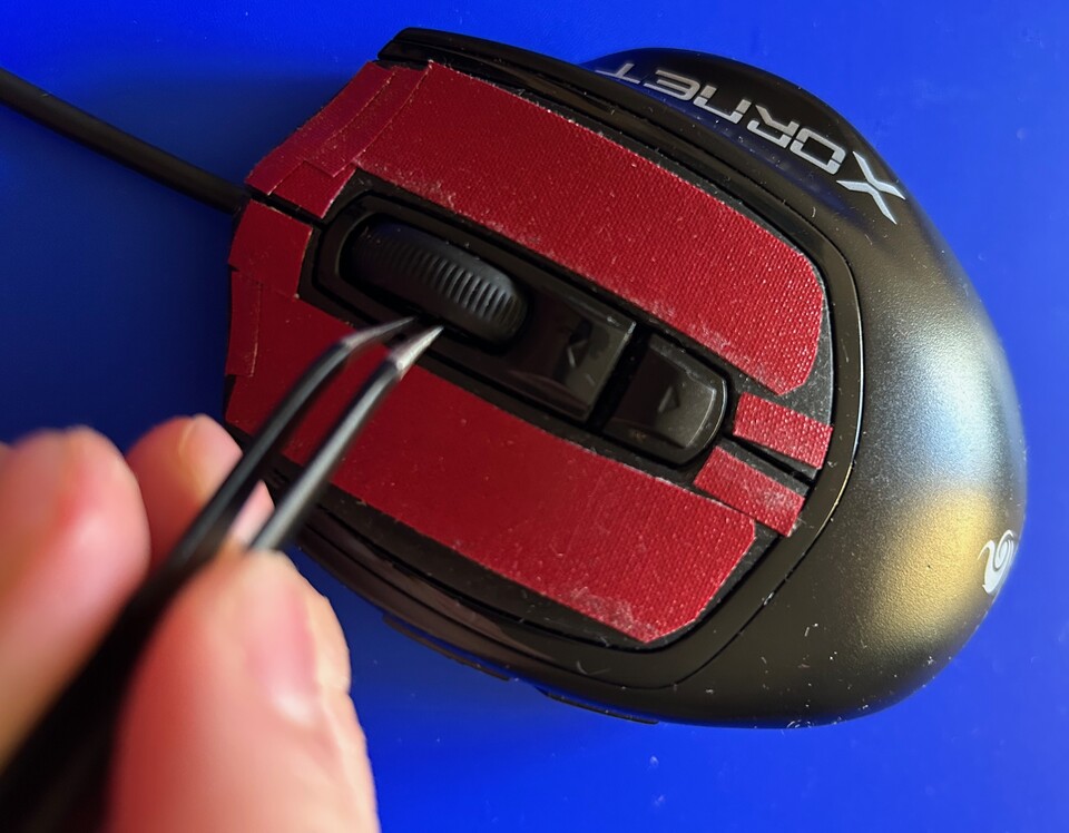 Schmutz, den ihr neben dem Mausrad seht, bekommt ihr mit Zahnstocher und Pinsel raus oder mit einer Pinzette. (Bildquelle: Andrea MaurerGameStar Tech)