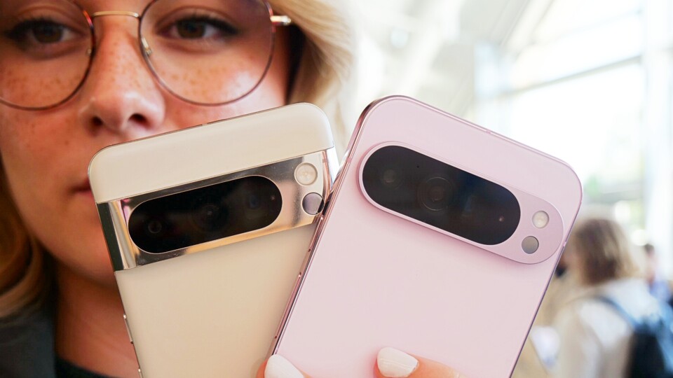 Das Pixel 8 Pro (l.) neben dem neuen Pixel 9 Pro (r.).