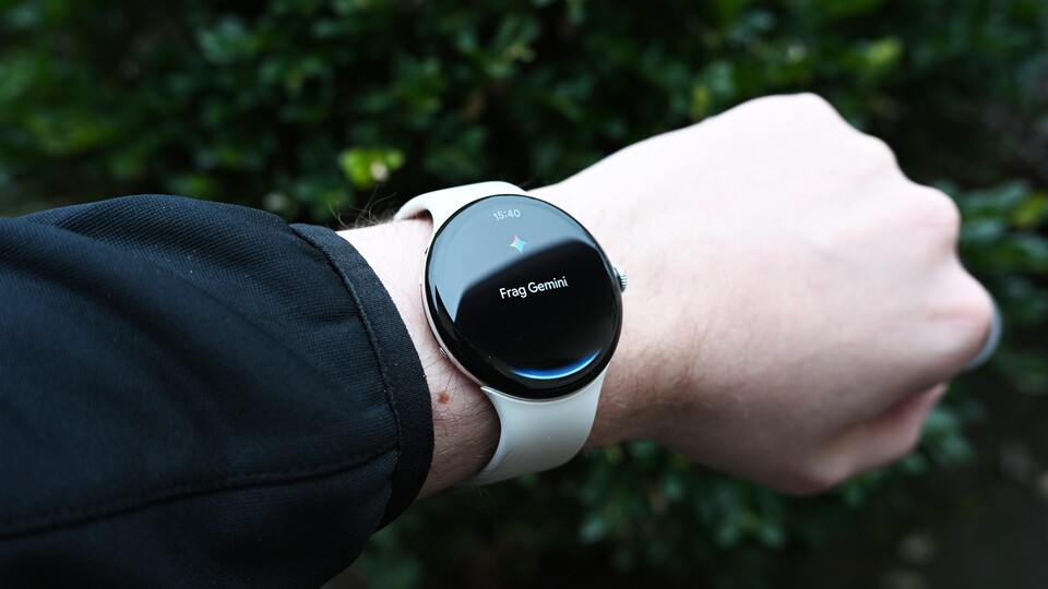Es genügt, die Uhr an den Mund zu halten. Anschließend erscheint ein blauer Rand am unteren Display und Gemini hört euch zu. (Bild: Patrick Schneider, GameStar Tech)
