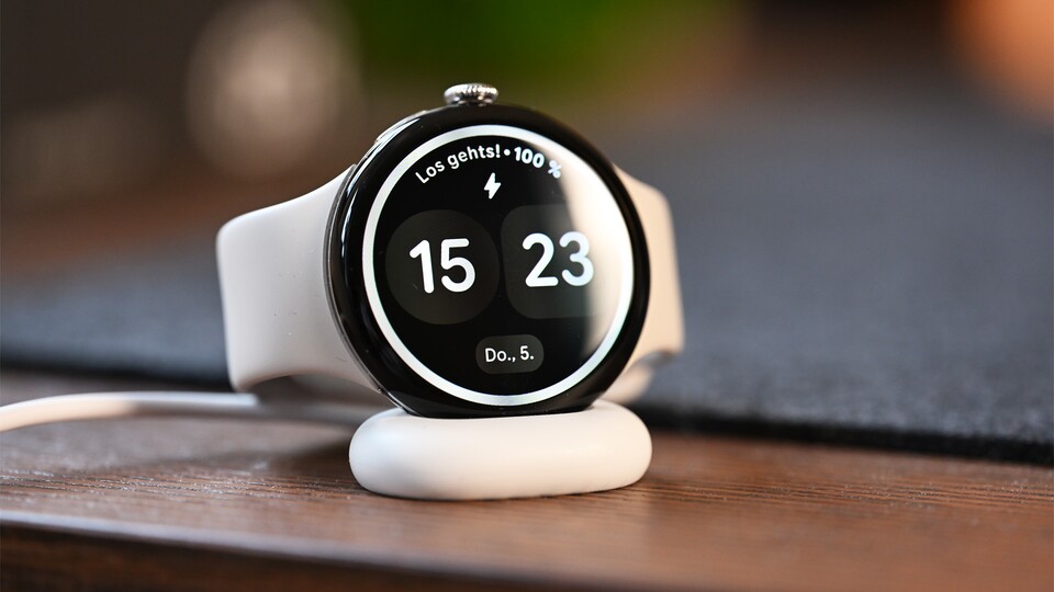 Meiner Meinung nach ist das eine der coolsten Funktionen: Die Pixel Watch 4 kann als Nachttischuhr verwendet werden. (Bild: Patrick Schneider, GameStar Tech)