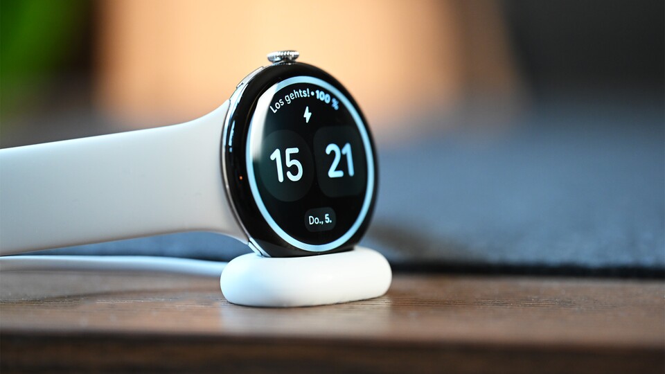 Das neue Ladekabel hat einen praktischen Vorteil: Die Uhr kann einfach darauf abgelegt werden. Ich hätte mir nur gewünscht, dass die Mini-Station und das Kabel getrennt sind, um beispielsweise ein längeres Kabel anschließen zu können. (Bild: Patrick Schneider, GameStar Tech)