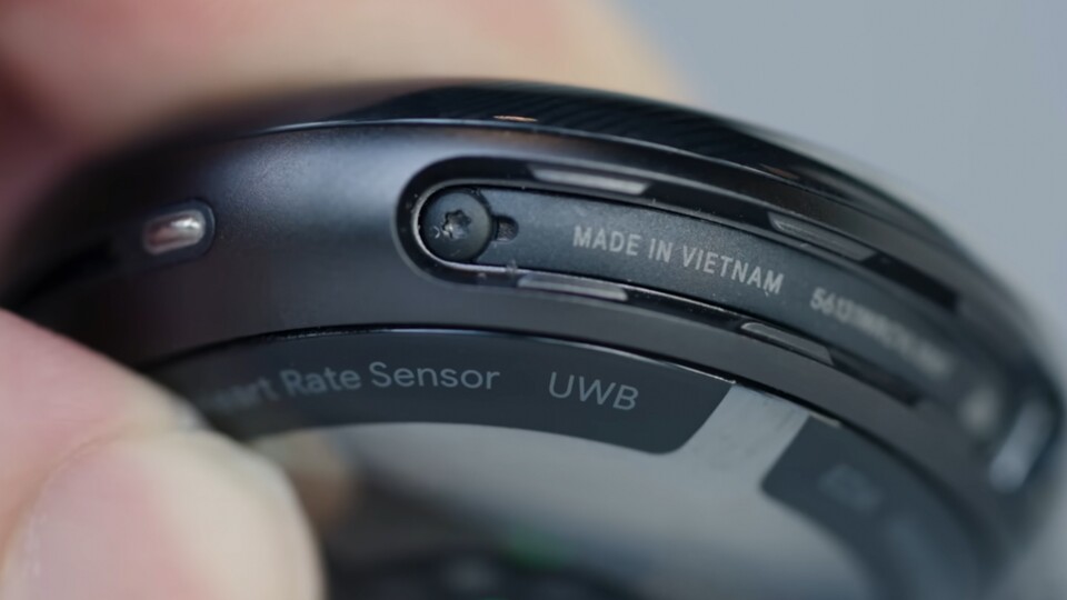 Kleine Torx-Schrauben verstecken sich hinter dem Verschluss der Armbänder. (Quelle: TheVerge)