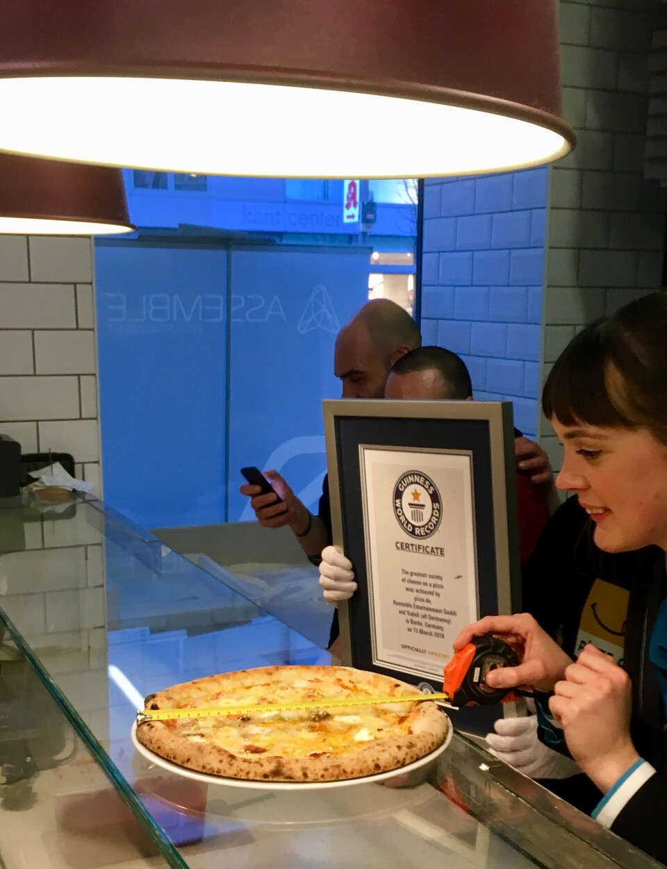 Und so sah die Weltrekord-Pizza aus, bevor sich die Testesser auf sie stürzten. 