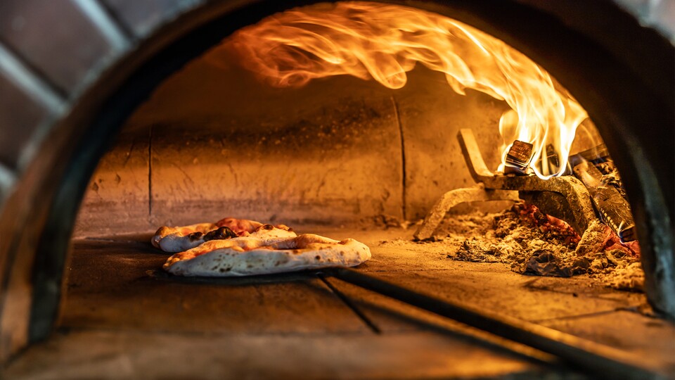 Die beste Pizza kommt aus dem Holzofen. Und am allerbesten schmeckt die Pizza dann in Bella Italia selbst.