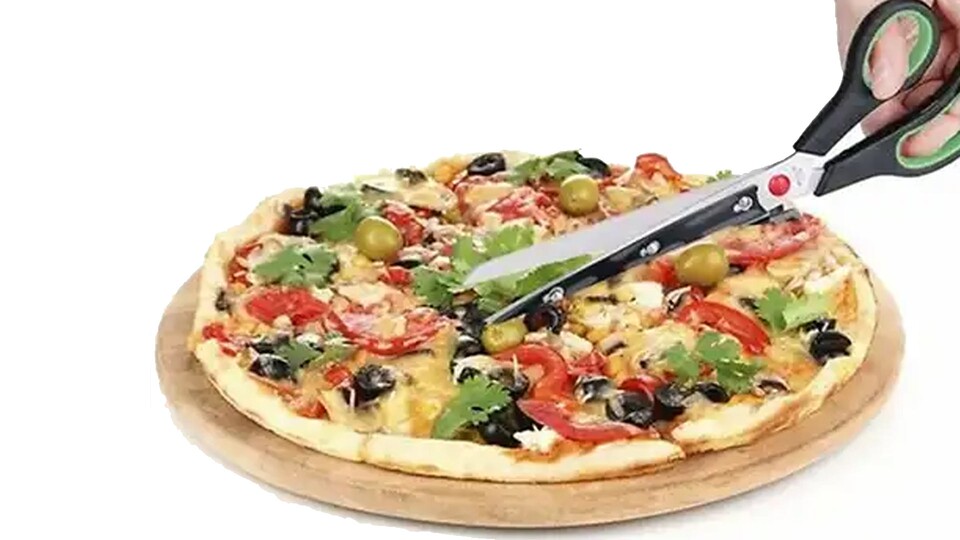 Schnipp, schnapp, fertig! So einfach bekommt ihr mit dieser Schere eure Pizza in Form.