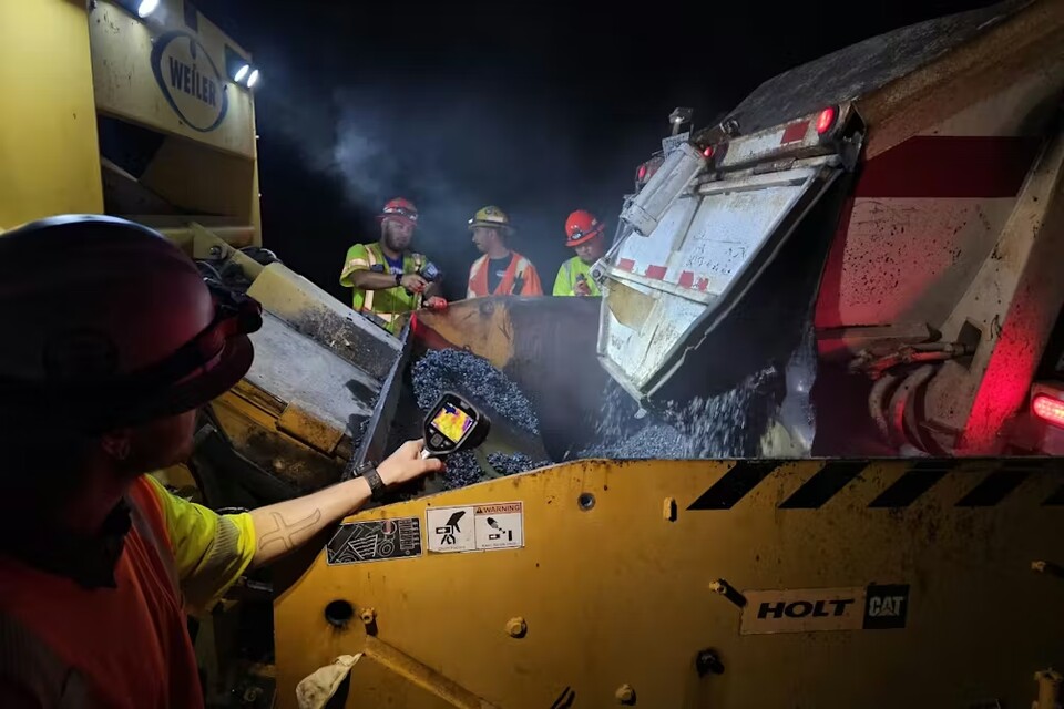 Mit bloßem Auge nicht zu erkennen: Hier ist bereits recyceltes Plastik hinzugefügt. (Bildquelle: The Conversation – Sahadat Hossain)