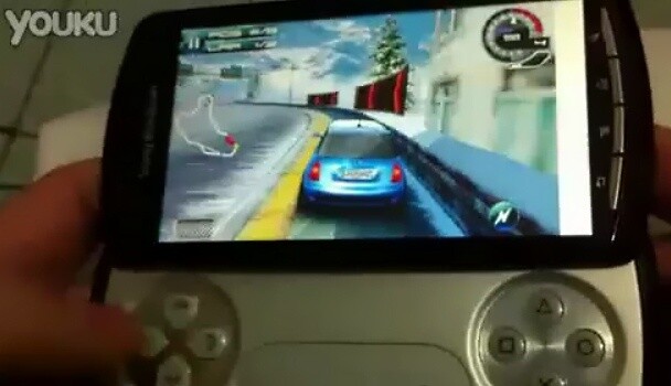 Ein Rennspiel auf dem PlayStation Phone.