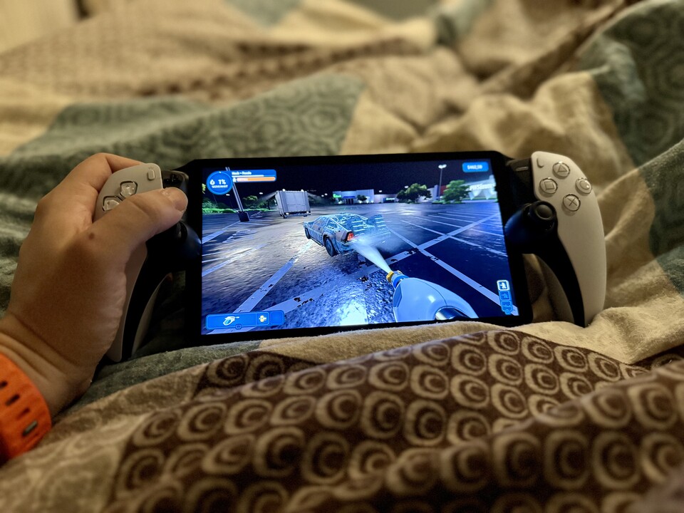 Im Bett spielt sich PlayStation Portal am besten.