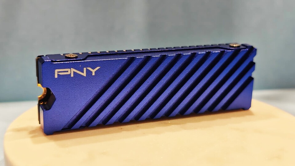 Mit 7.100 MBs reizt die PNY den Anschluss der PS5 voll aus und garantiert ein flüssiges Nachladen der riesigen Spielwelt.