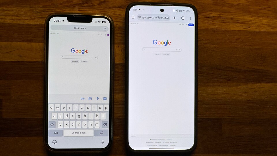 Helligkeitsvergleich mit dem iPhone 13 Pro: Das Poco F7 ist ein gutes Stück heller. Hier erkennt ihr übrigens auch gut den Größenunterschied zwischen einem 6,1 (iPhone) und 6,83 Zoll großen Display. (Bildquelle: GameStar Tech)