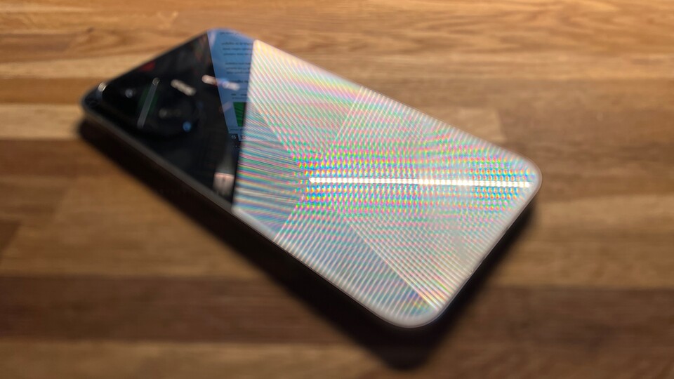 Die silberne Rückseite bricht das Licht, sodass ein schöner Effekt entsteht. (Bildquelle: GameStar Tech)