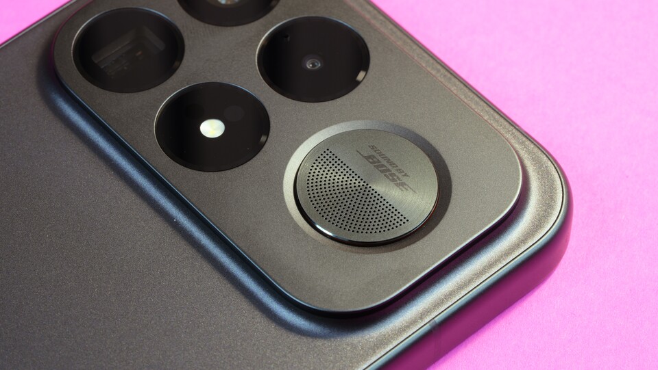 Poco verbaut neben der Kamera einen kleinen Subwoofer, der in Kooperation mit Bose entstanden ist. Das »Soundsystem« ist insgesamt sehr ordentlich. (Bildquelle: GameStar)