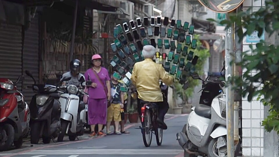 Auf diesem Bild seht ihr, dass er zwei Handys entfernt hat, um die Straße besser zu sehen. (Bildquelle: South China Morning PostYouTube)