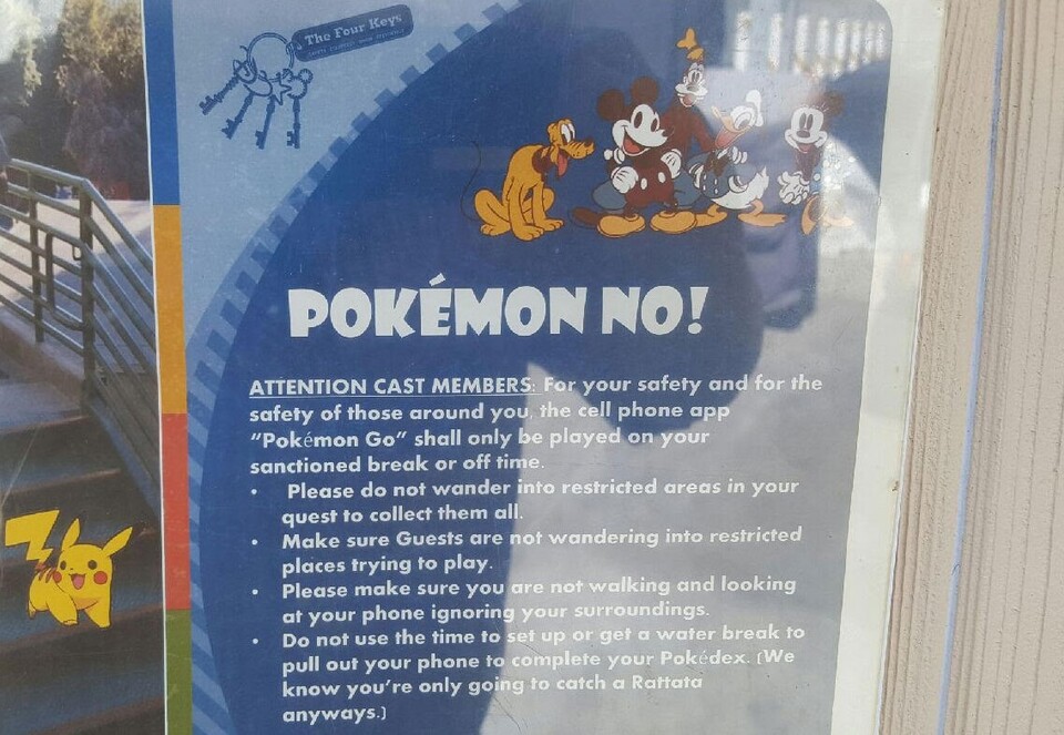 Dieses Hinweisschild zu Pokémon Go ist im kalifornischen Disneyland zu finden.