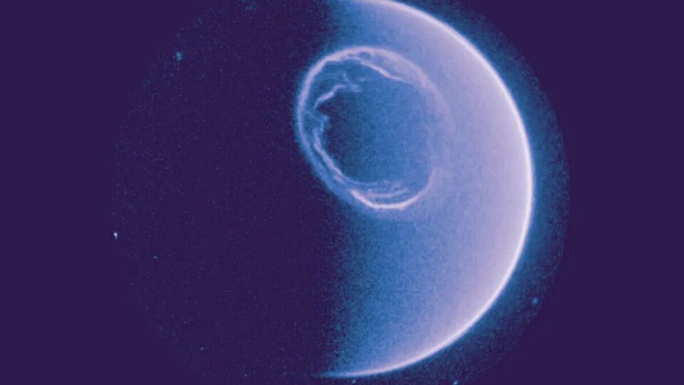 Die NASA-Sonde »Polar« hat das komplette Polarlichtoval bereits bis 2008 im UV-Licht abgebildet. Neu ist die Beobachtungsdauer von 45 Stunden. (Bildquelle: ESA + CASSmileUVI)