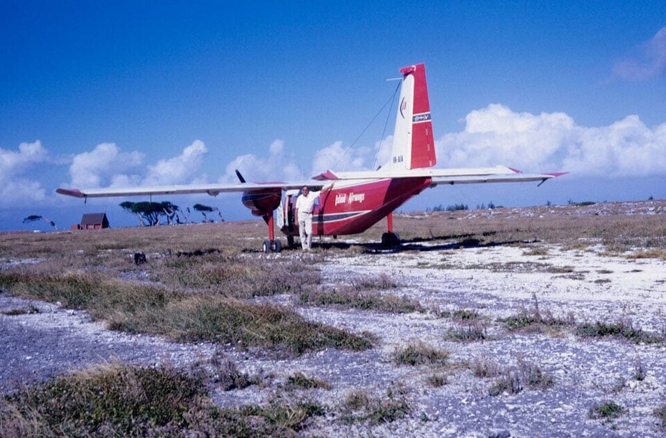 Don Adams neben seinem Flugzeug. (Bildquelle: Xataka | Times of India)
