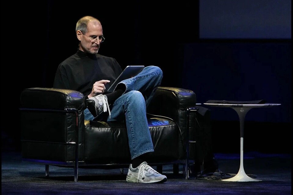 Steve Jobs nutzt das iPad auf der Bühne des Yerba Buena Center in San Francisco. (Bildquelle: Applesfera)