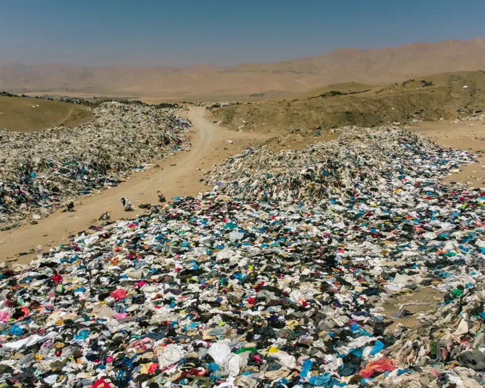 Ein Teil der abertausenden Kleidungsstücke in der chilenischen Atacama-Wüste. (Bildquelle: skyfi.com)