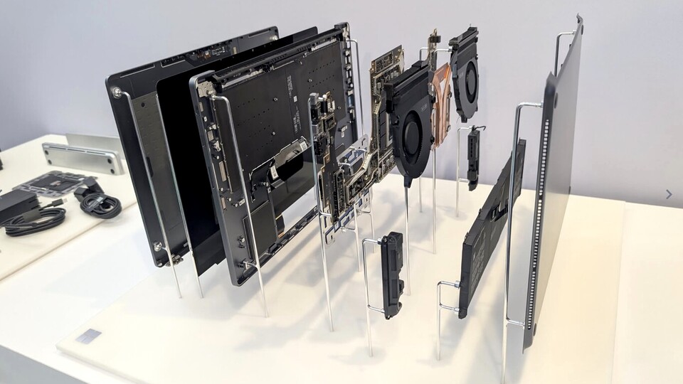Das Innenleben eines Surface-Laptops mit Spark-Hardware. Hier wird hohe Leistung auf kleinem Raum untergebracht. (Bild: Xataka)