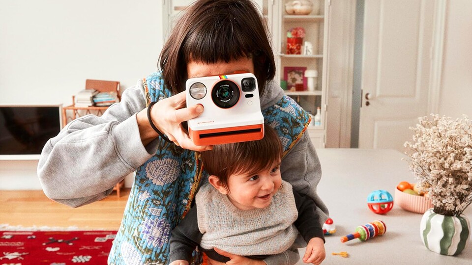 Die Polaroid Now unterscheidet sich von der Now+ kaum. Die fehlende App-Kompatibilität wird mit einer größeren Farbauswahl kompensiert.
