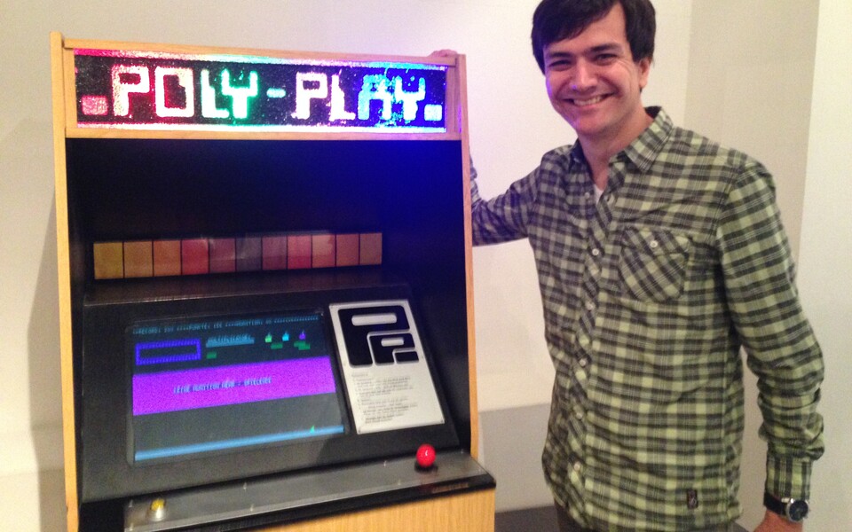 Michael Graf besucht einen in der DDR hergestellten Polyplay-Automaten im Berliner Computerspielemuseum.
