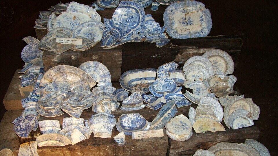 Zahlreiche Geschirrteile ab den 1830er-Jahren zählen zu den Fundstücken, die während der Räumungsarbeiten in den Tunneln geborgen wurden. (Bildquelle: Chowells~commonswiki via Wikimedia Commons CC BY-SA 3.0)