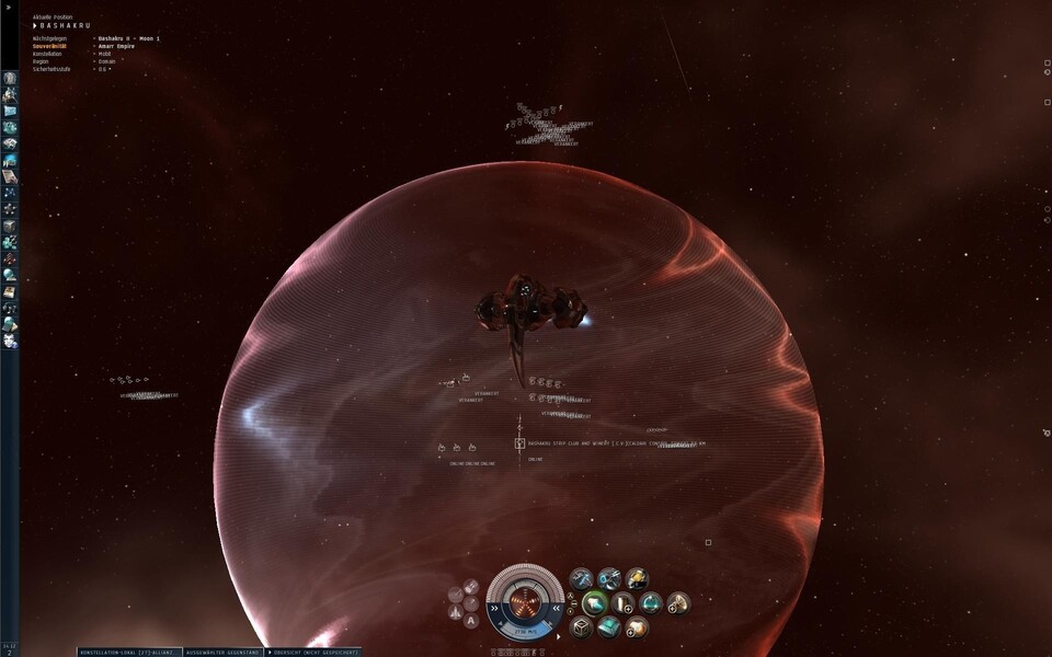 Im Vordergrund: ein Spähschiff der Amarr-Rasse. Im Hintergrund: Eine von Spielern betrieben Raumstation samt Schutzschild.