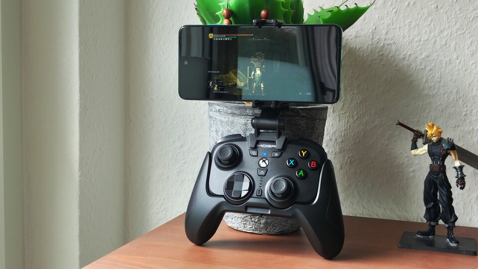 Dank des Smartphone-Clips, könnt ihr problemlos jedes Handy zu einem Gaming-Handheld verwandeln.