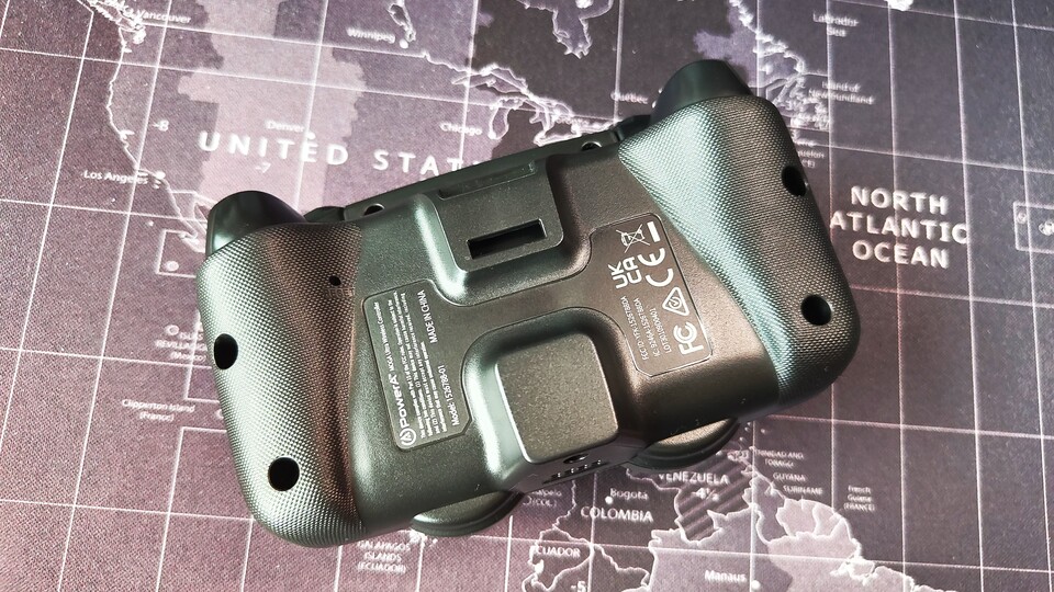 Ohne den Griff müsst ihr auch auf die belegbaren Tasten verzichten. Ich persönlich finde ihn auch ohne noch sehr komfortabel, aber ich habe auch recht kleine Hände. Personen mit größeren Händen dürften das womöglich anders sehen.