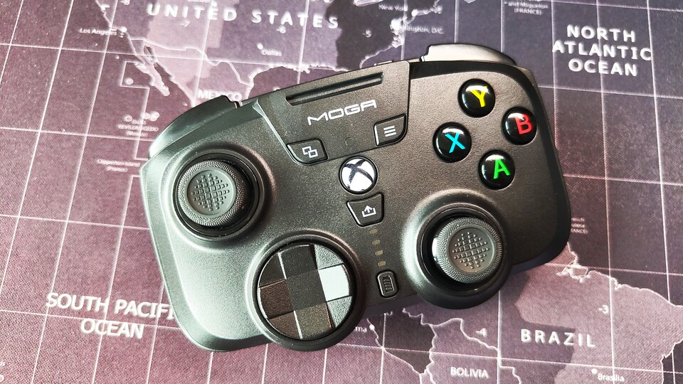 Der Controller sieht so ein bisschen aus, als hätte man bei einem Xbox-Controller die Griffe abgeschnitten.