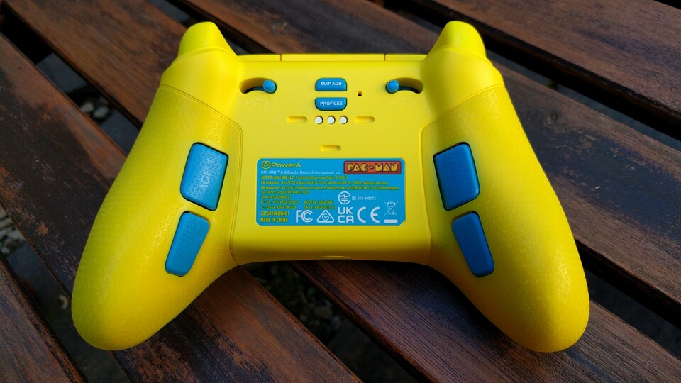 Die Rückseite bietet Tasten, die für mein Empfinden ideal platziert sind. (Bildquelle: Nele WobkerGameStar Tech)