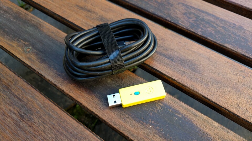Das Kabel ist drei Meter lang und nicht mit Stoff ummantelt. Der USB-Dongle ist knallig gelb und recht groß. (Bildquelle: Nele WobkerGameStar Tech)