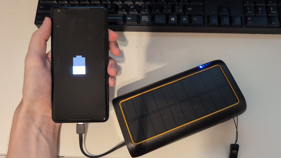 Es ist sicherer, euer Handy mit einer Powerbank zu laden als an öffentlichen Ladestationen.