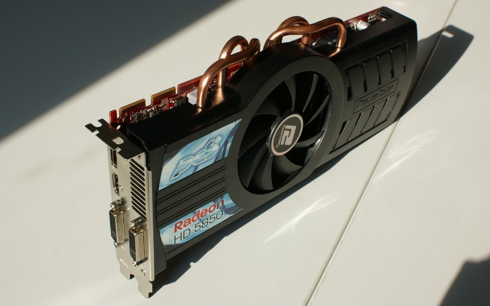 Der Powercolor-Lüfter arbeitet unter Last viel ruhiger als das ohnehin schon erträgliche AMD-Modell.