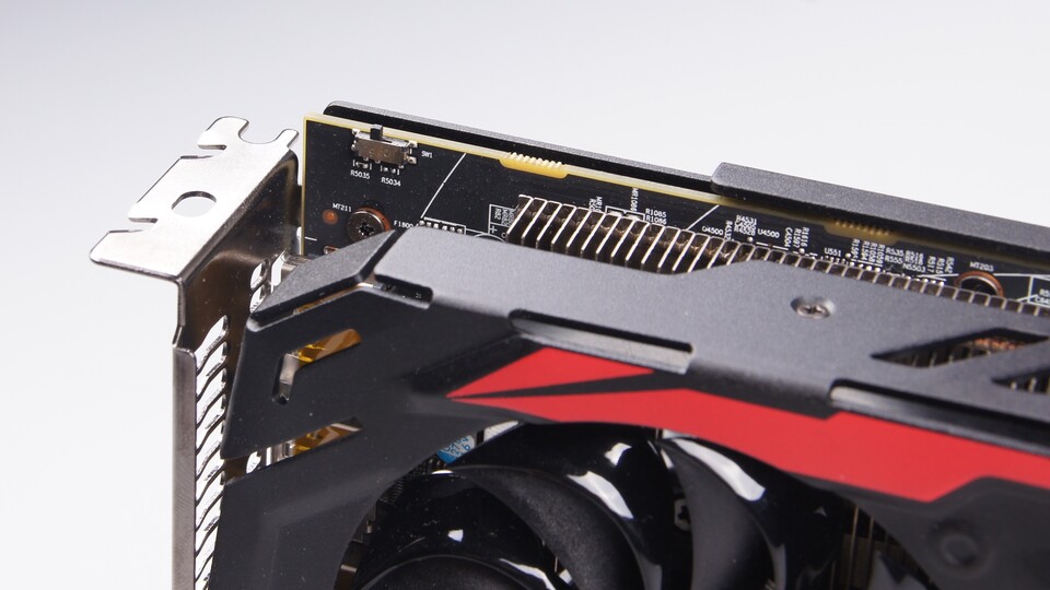 Über den BIOS-Schalter auf PowerColor Radeon RX 480 Red Devil können wir zwischen dem standardmäßig gewählten OC- und dem Silent-BIOS wechseln. Optional stellt PowerColor auch noch ein »Unlocked«-BIOS mit höherer TDP für Übertakter zum Download bereit.