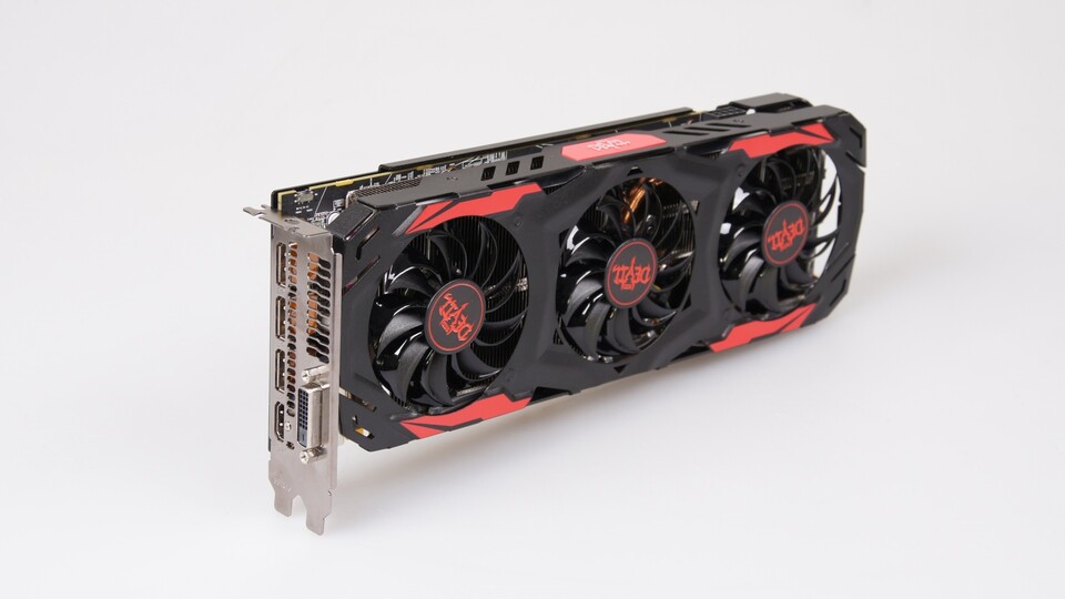 Sieht aus wie eine RX 480 Red Devil, ist aber eine RX 570: PowerColor verwendet für den leicht überarbeiteten Polaris-20-XL-Grafikchip das Kühldesign des RX-400-Topmodells.