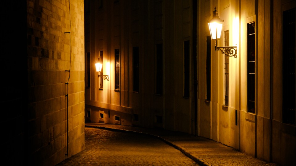 Mit den damaligen Gaslampen wirkten die Straßen ziemlich finster, wie hier in Prag. (Bildquelle: fewerton - adobe.stock.com)