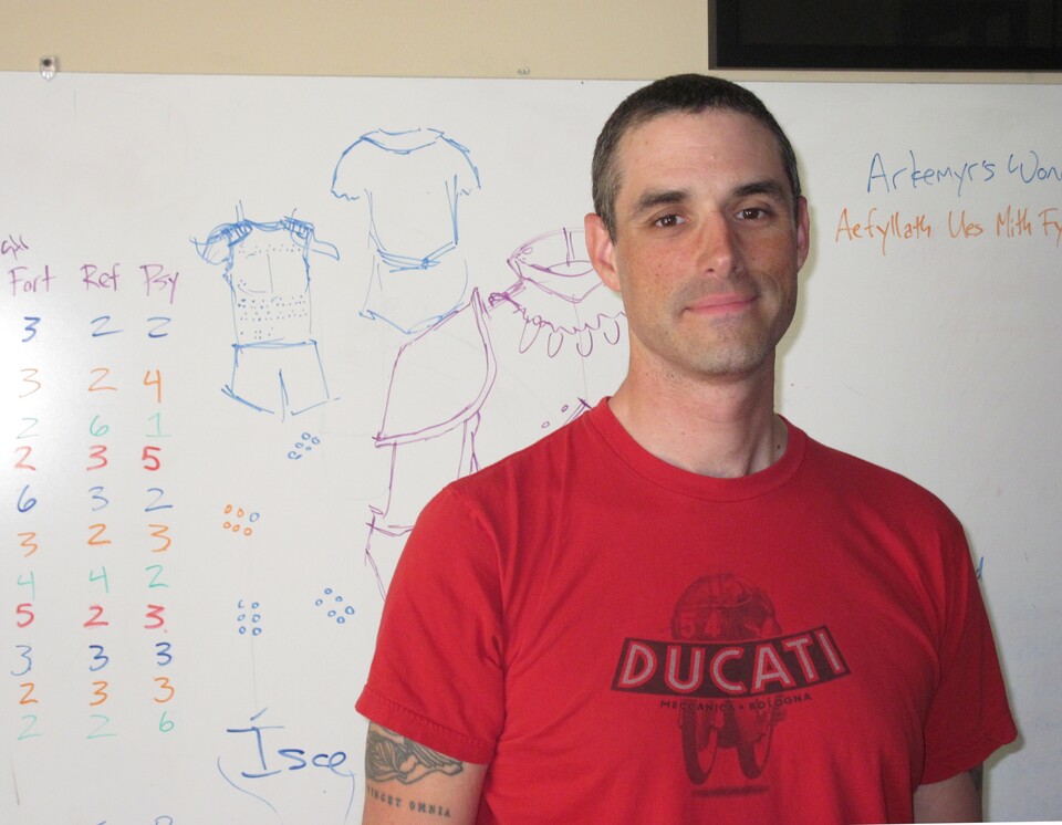 Josh Sawyer (37) begann seine Karriere 1999 bei den Black Isle Studios.Der Lead Designer von Icewind Dale 2 und Fallout: New Vegas feilt nun als Projektleiter am Kickstarter-finanzierten Project Eternity.