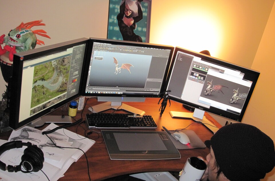 Der rechte Monitor zeigt die Vorlage zum Drachen-Wyrmling. In der Mitte entsteht das 3D-Modell, welches schließlich im Spielweltlevel links landet.