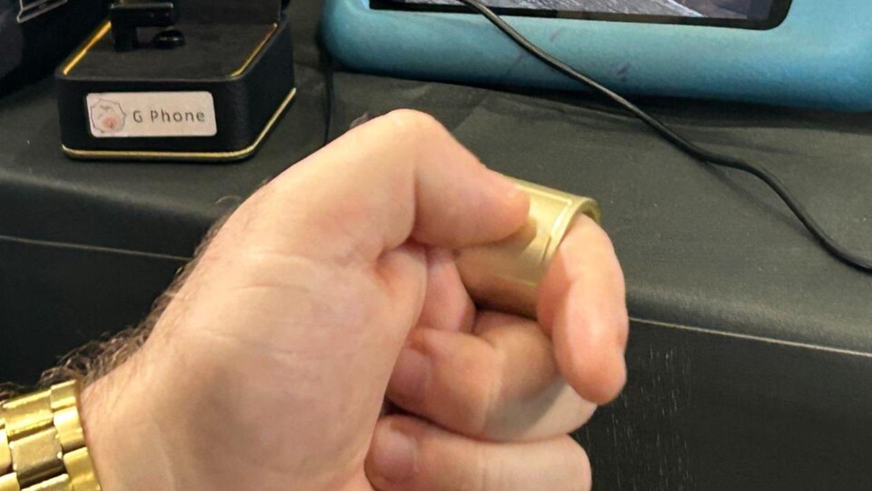 Über das kleine Touchpad lässt sich der Ring mit dem Daumen bedienen, inklusive Wischgesten, Cursorbewegungen und Klicks. (Bildquelle: Marten NeelsenGameStar Tech)