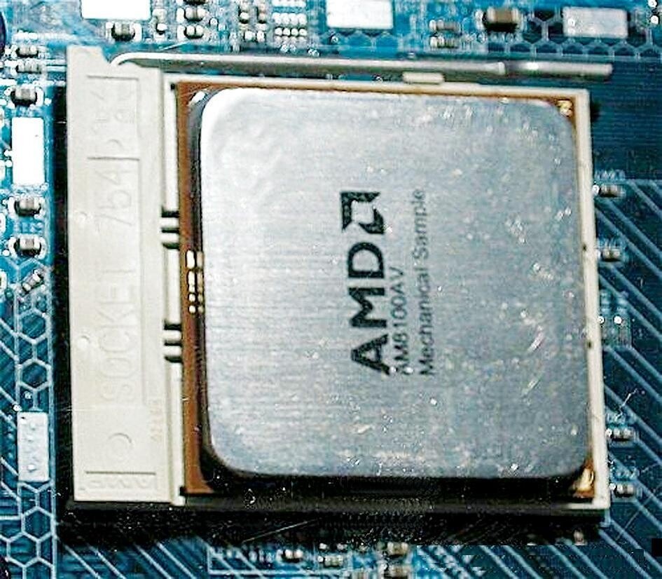 Wie der Pentium 4 hat der kommende Athlon 64 eine Metallhaube für einen besseren Kontakt zum Kühler.