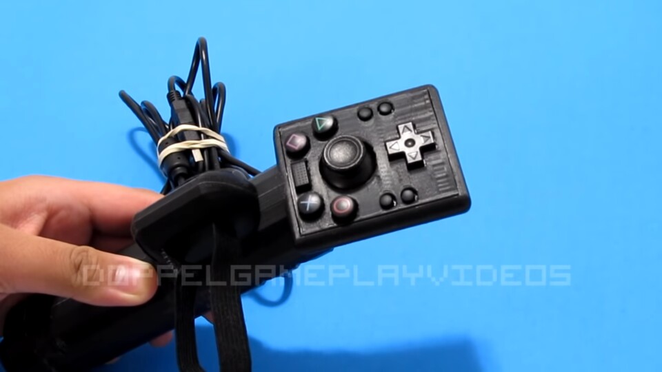 Dieser PS4-Controller erlaubt das Zocken mit nur einer Hand. Dazu wird er senkrecht auf dem Oberschenkel platziert.