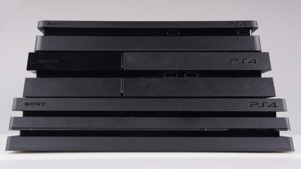 In der Front von PS4 Pro (unten), PS4 (Mitte) und PS4 Slim (oben) sind neben dem Blu-ray-Laufwerk jeweils zwei USB-Anschlüsse angebracht, USB 3.1 unterstützt aber nur die PS4 Pro.