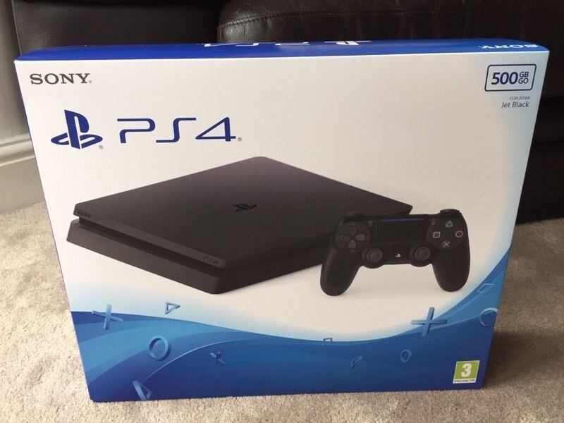 Die Verpackung der kleineren PlayStation 4 kommt ohne »Slim«-Zusatz aus. Vermutlich soll die Konsole über kurz oder lang den Platz der Originalversion einnehmen. 