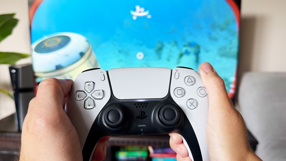 Ein Controller, zwei Hände: Auch Singleplayer-Spiele lassen sich zu zweit erleben und machen dabei genauso viel Spaß wie in meiner frühen Kindheit. (Bild: Patrick S. – GameStar Tech)