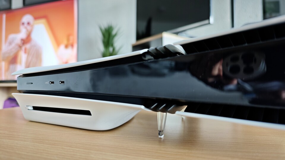 Die PS5 Pro mit installiertem Laufwerk und den kleinen Kunststoff-Clips. (Bildquelle: Duy Linh DinhGameStar Tech)