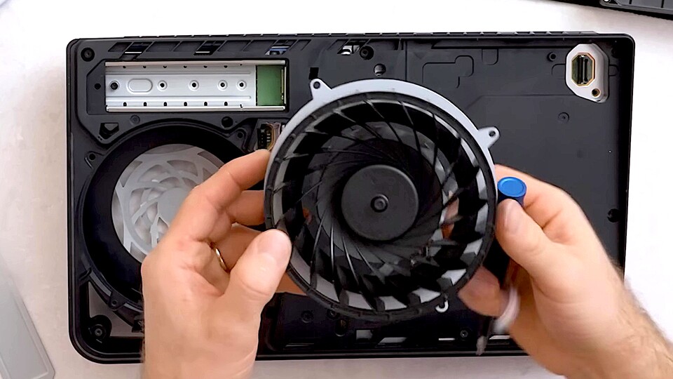 PS5 Slim (Teardown von Linus Tech Tips)