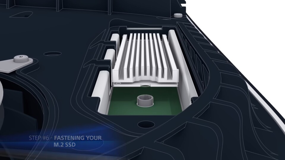 Steckt eure M.2-SSD in den Steckplatz bis ganz ans Ende der Öffnung, drückt sie vorsichtig runter und fixiert sie mit der Schraube. Quelle: Sony PlayStation Support.