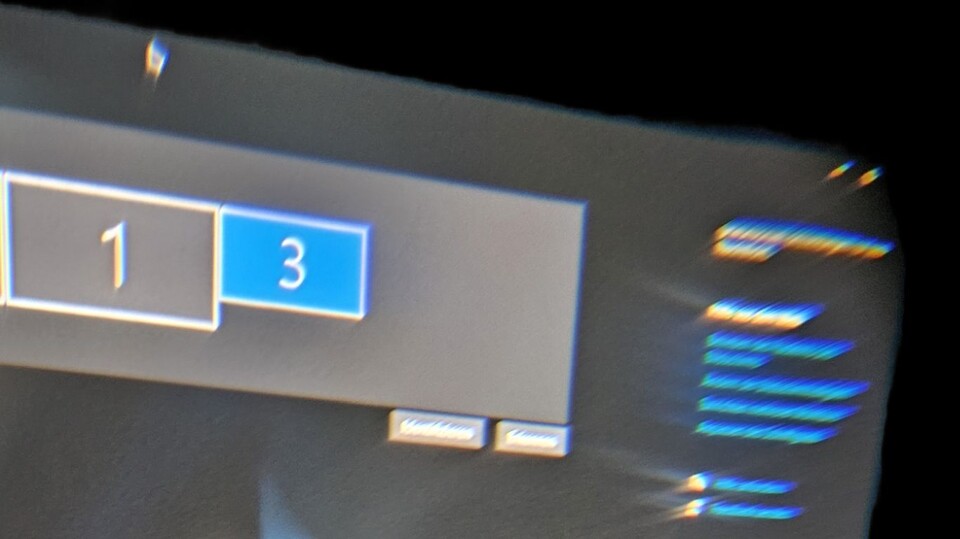 Ein Bild durch die Linsen der PSVR2 zeigt den Cinemamode-Bildschirm, hier als Display 3 eingereiht, auf dem das Fenster der Anzeigeeinstellungen läuft.